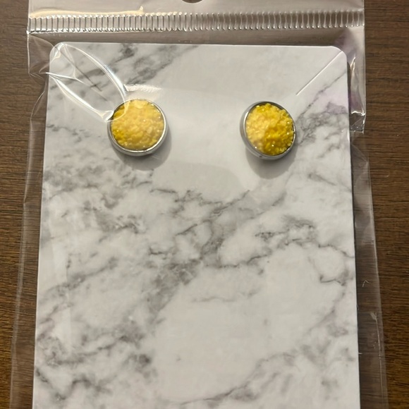 Jewelry - Yellow textured circle stud earrings new without tags